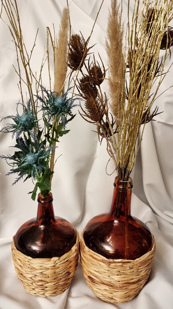Vintage grosse Flaschen aus braunem Glase mit Rattan-Deko #MIETE#
