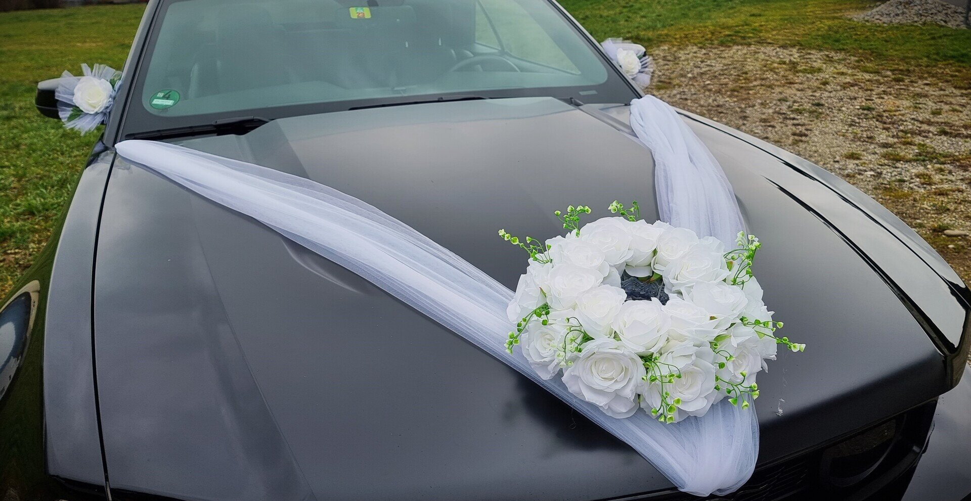 Autodekoration in Weiss mit einem runden Blumenschmuck #MIETE#
