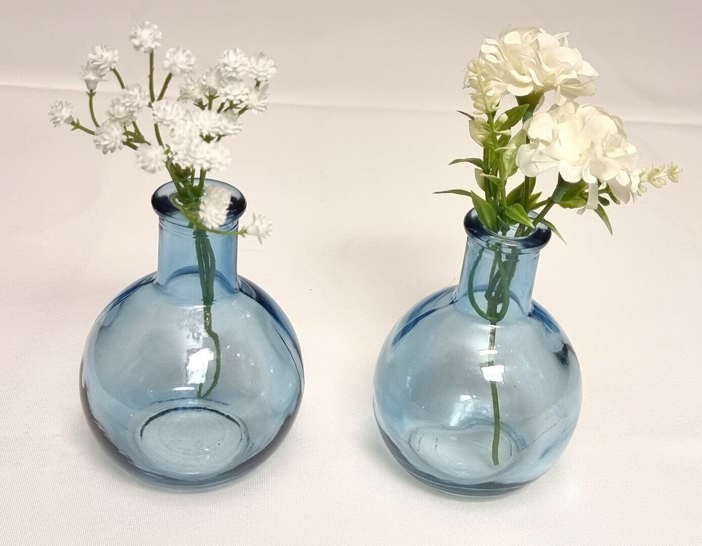 Kleine hellblaue runde Glasvasen #MIETE#