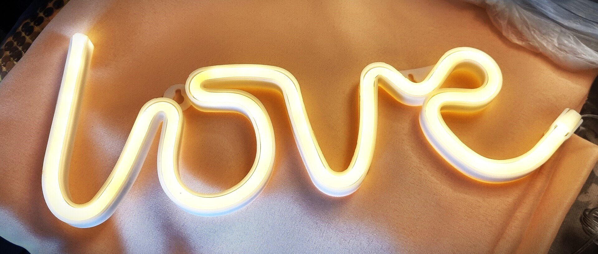 Schriftzug "LOVE" #MIETE#