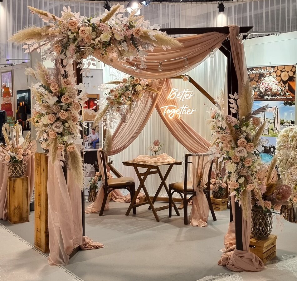 Rustikaler Vintage Doppelrahmen Hochzeitbogen aus dunklem Holz #MIETE#
