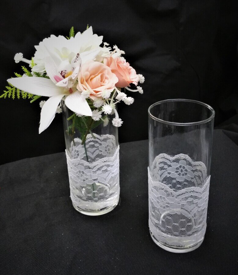 Kleine Zylindervase mit Spitzen dekoriert #MIETE#