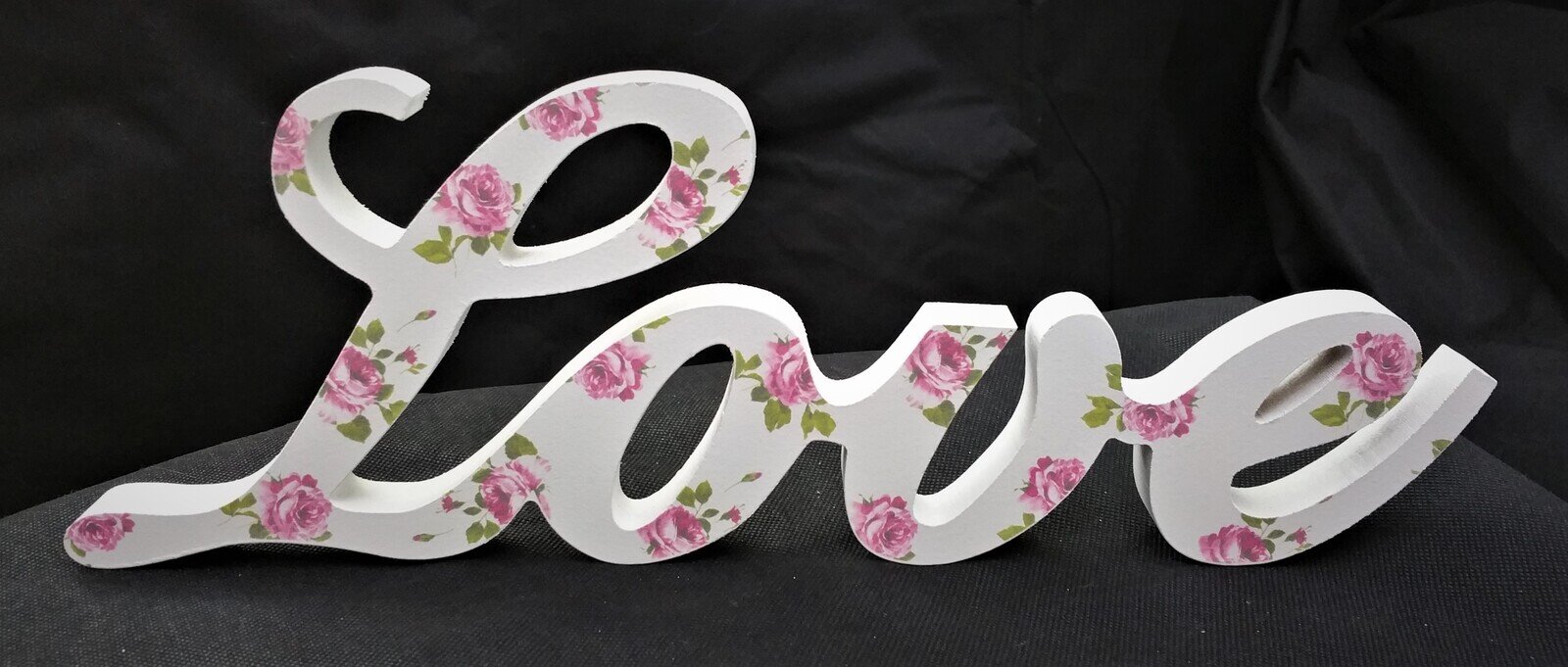"LOVE" Schrift aus Holz in Pink und Weiss #MIETE#