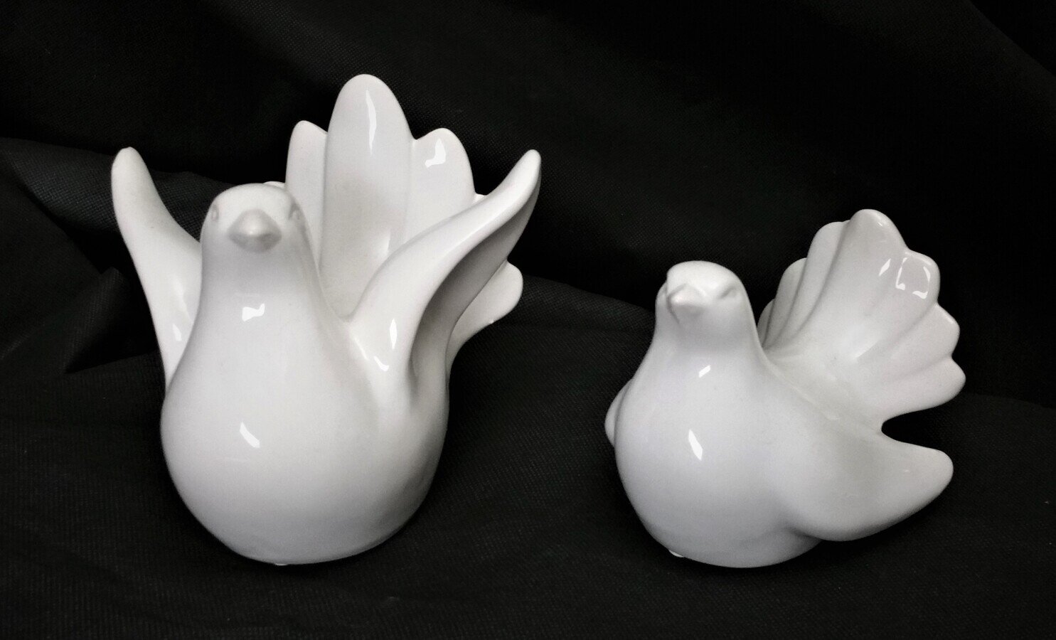 Porzellanfiguren "Taubenpaar" in Weiss #MIETE#