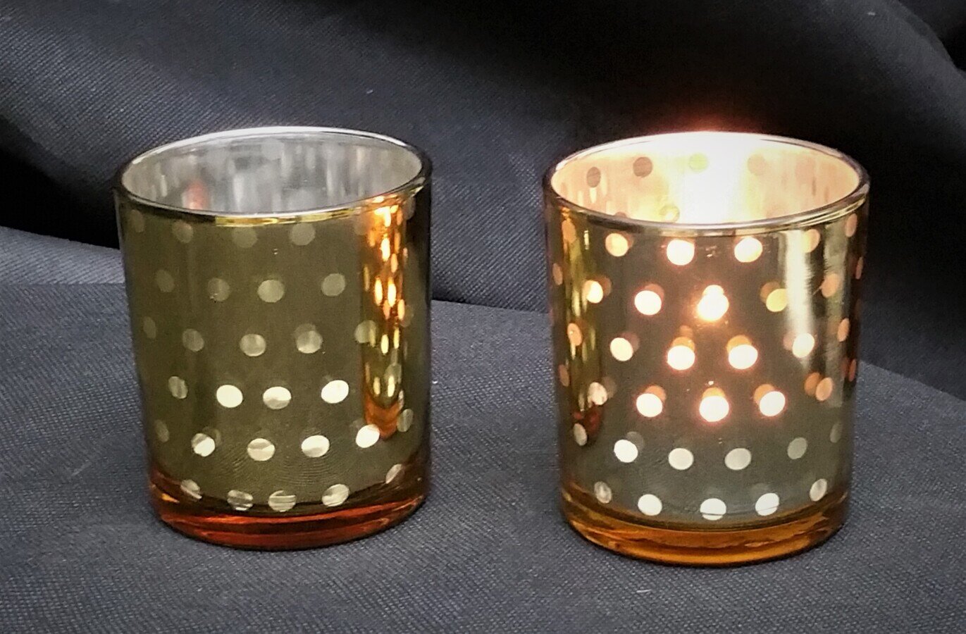 Teelichtgläser in Gold mit Punkten