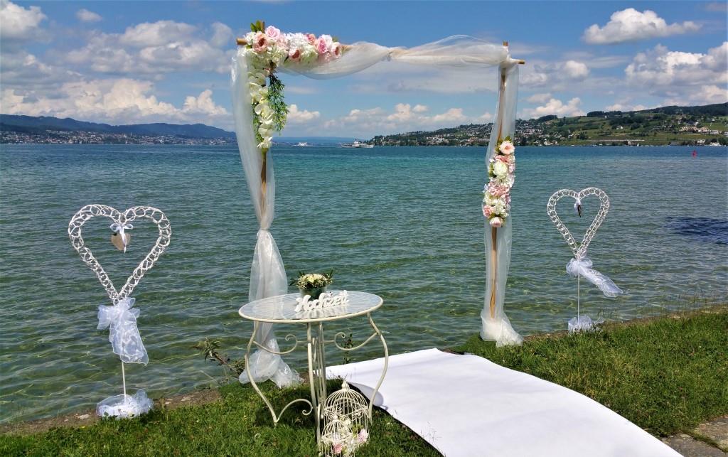 Bambus Hochzeitsbogen mit Seidenblumen und Organzaschleifen #MIETE#