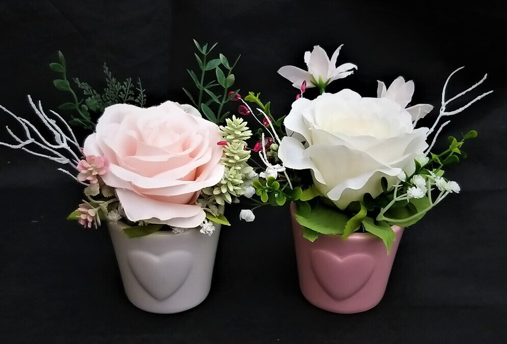 Kleines Blumenarrangement im Töpfli