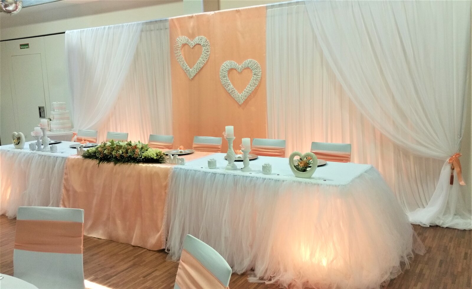 BT11 - Wundervoller Brauttisch in Weiss-Apricot mit Seidenblumenarragement und Satinläufer #MIETE#