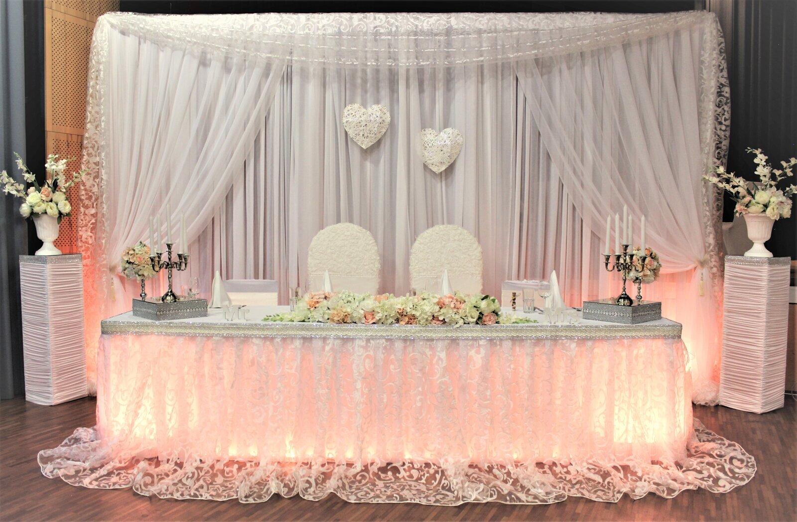 BT10 - Pompöser Brauttisch in Weiss-Apricot mit Spitzen Tischrock, Dekosäulen und Seidenblumenarragement #MIETE#