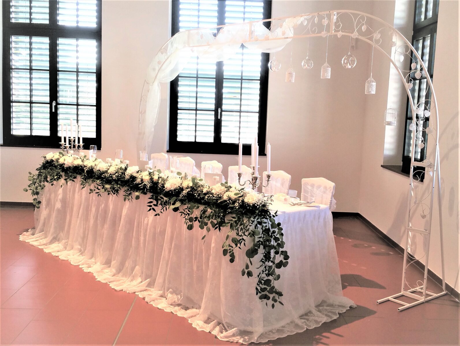 BT09 - Feiner Brauttisch in Weiss-Creme-Grün mit Spitzen Tischrock und Seidenblumenarragement #MIETE#
