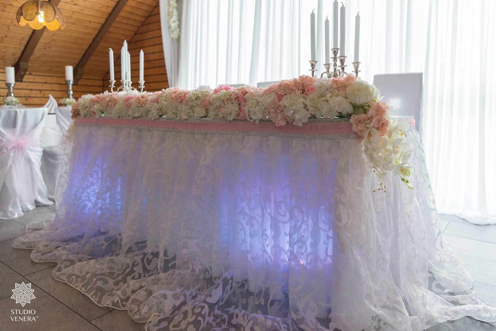 BT12 - Dekorativer Brauttisch in Weiss-Rosa mit langem Seidenblumenarragement und 5-flamigen Kerzenständer #MIETE#