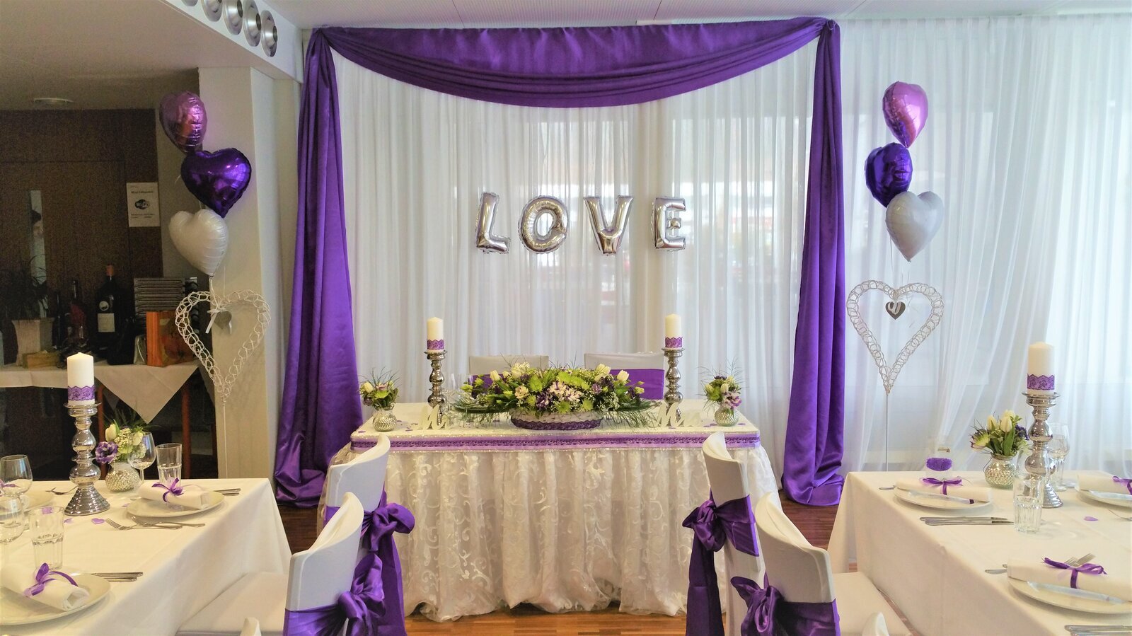 BT13 - Brauttisch in Weiss-Violett-Grün mit Seidenblumenarragement und Kerzenständer #MIETE#