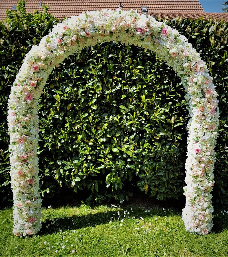 Halbrunder Hochzeitsbogen mit Seidenblumen #MIETE#
