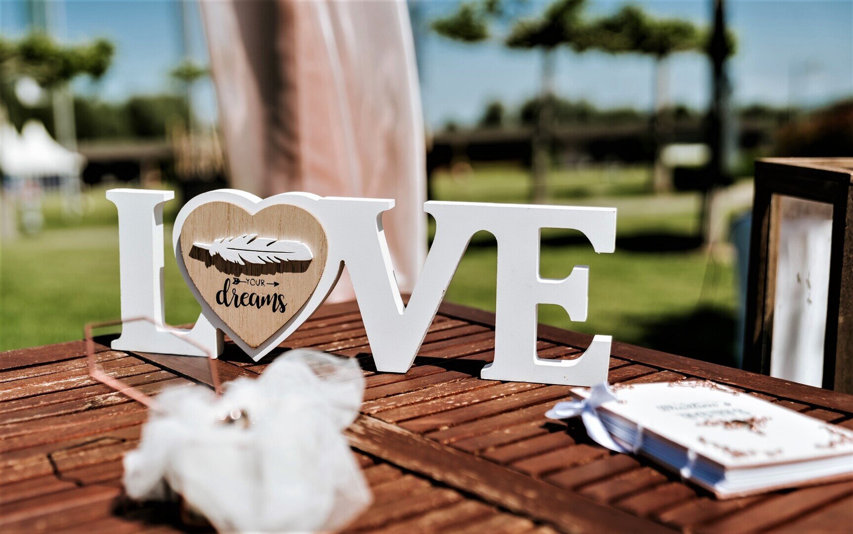 Holzschrift „Love“ in Weiss mit Holzherz #MIETE#