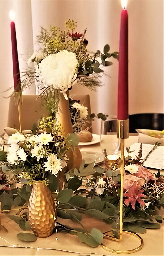 Hoher Kerzenhalter in Gold für Spitzenkerzen