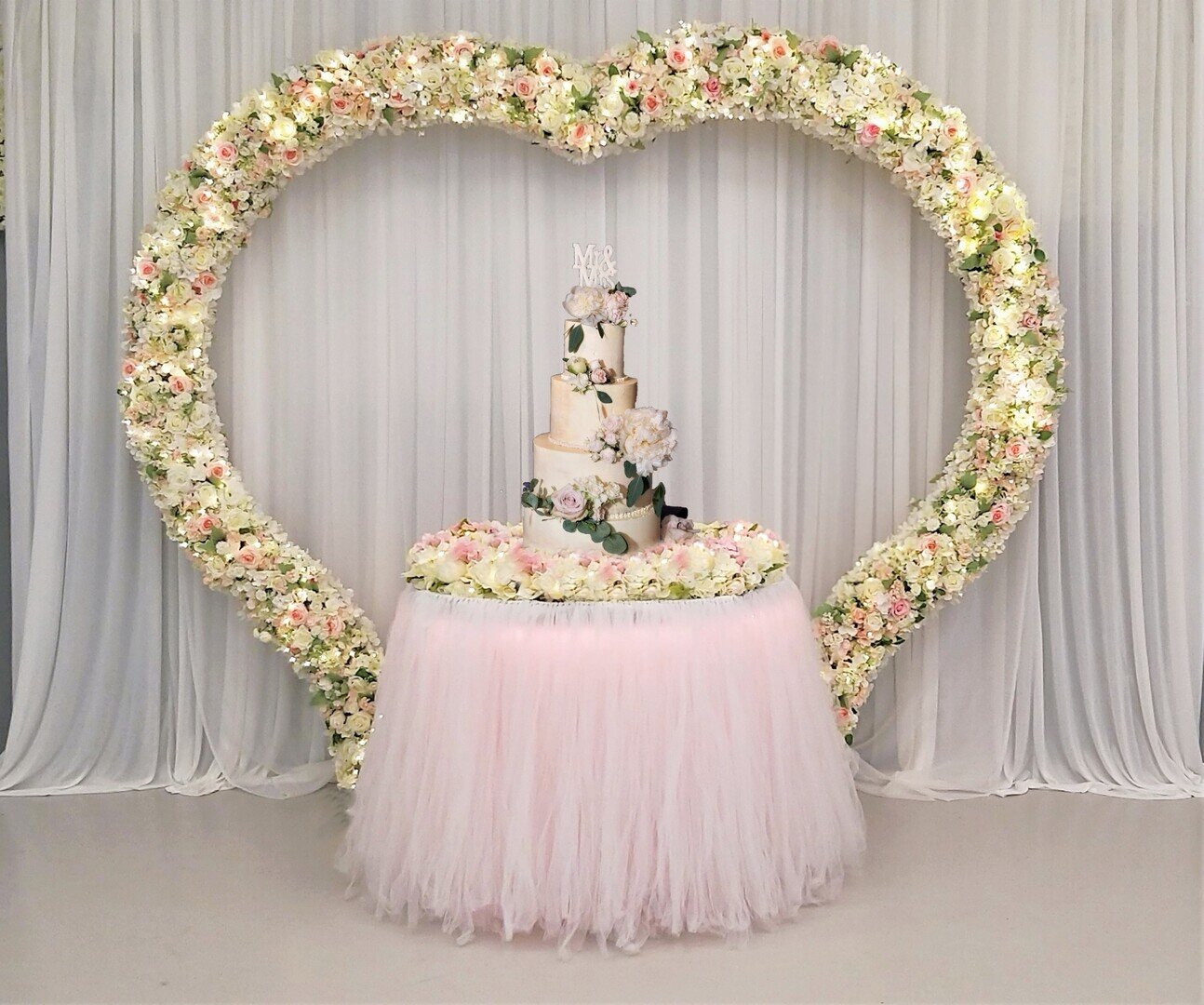 Spezielle Dekoration für Hochzeitstorte mit Hintergrund #MIETE#
