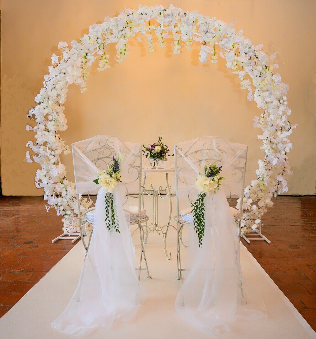 Runde Traubogen aus Metall in Weiss mit Ornamenten #MIETE#
