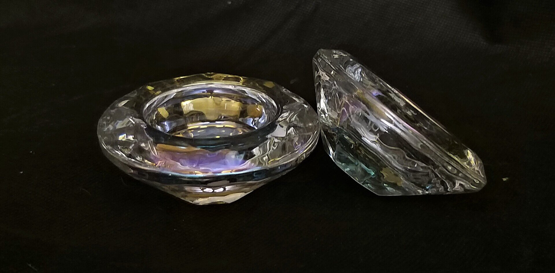Klar-Glas Teelichter in «Diamant»-Form.