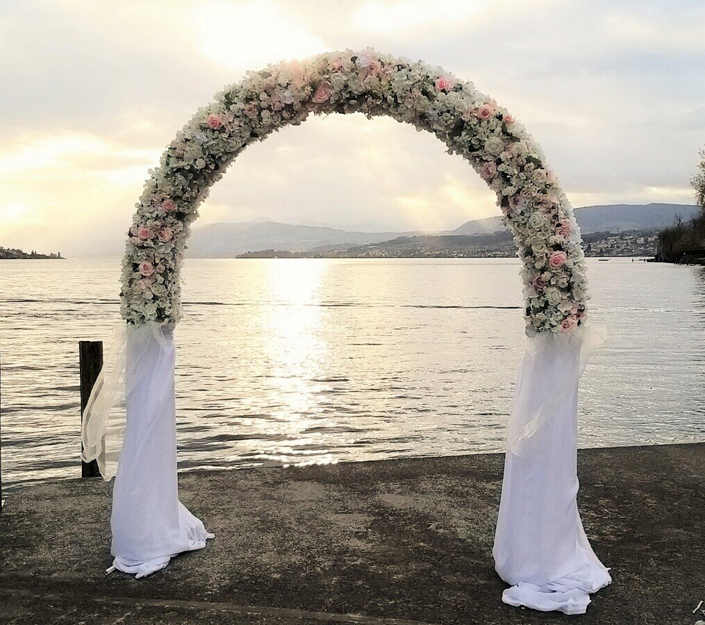 Halbrunder Hochzeitsbogen mit Seidenblumen und Chiffon Stoff #MIETE#