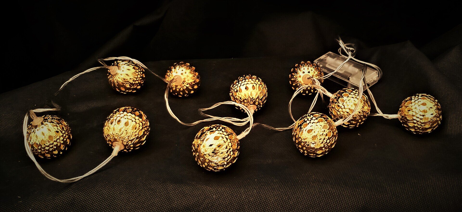 LED-Lichterkette mit 10 Stk. Metallkugeln in Gold #MIETE#