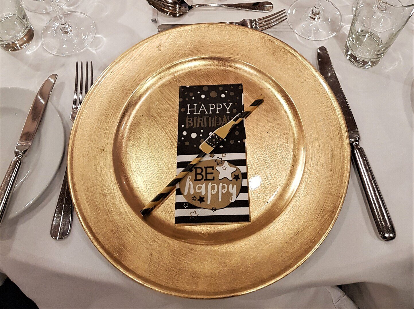 Platzteller aus Kunststoff in Gold. #MIETE#