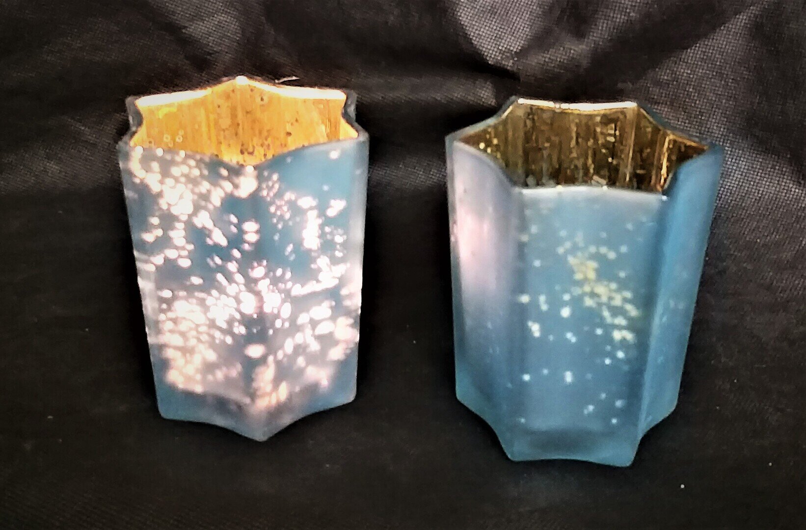 Glas Teelichter in Hell-Blau in geometrische Form.