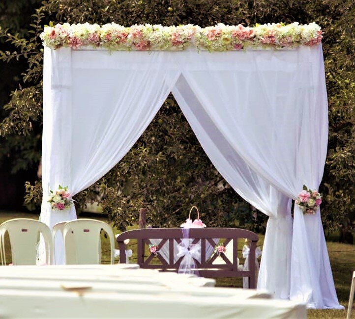 eckiges Pavillion mit Voilestoff und Seidenblumen #MIETE#