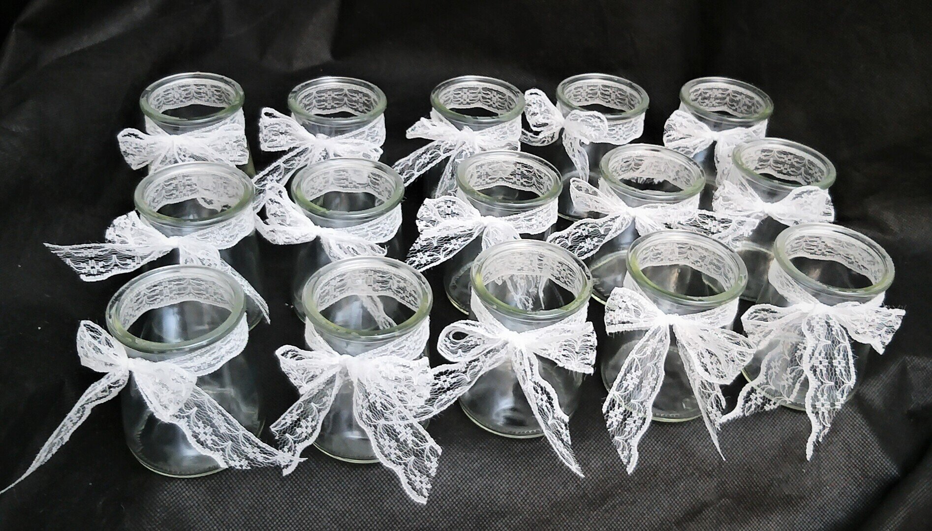 Klar-Glas Teelichter mit weissen Spitzen dekoriert